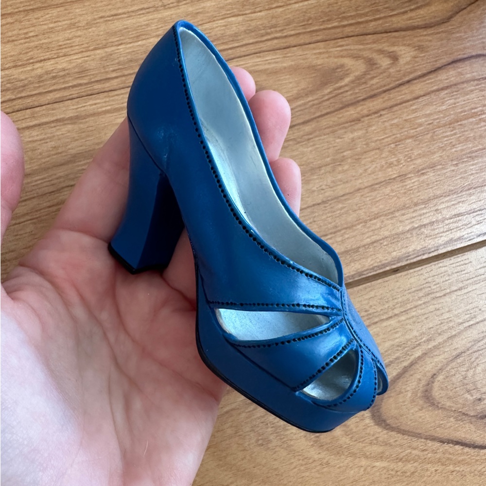 Vintage Just The Right Shoe Collection: Platforms - Picture 6 of 10